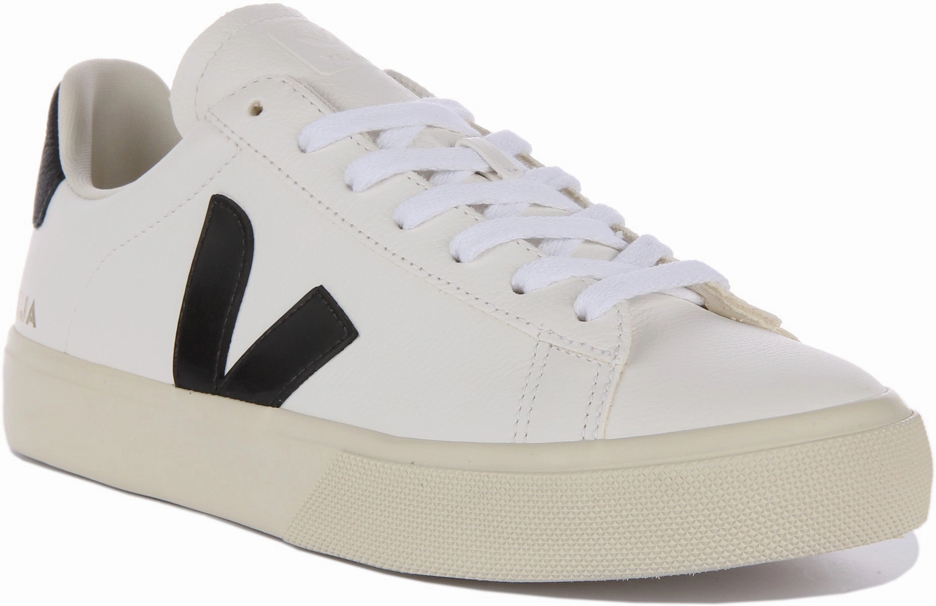 Minimalist Look Veja Campo Chromefree In White Black For Women
