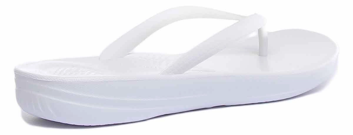Fitflop Iqushion In White For Women Bare Touch Support