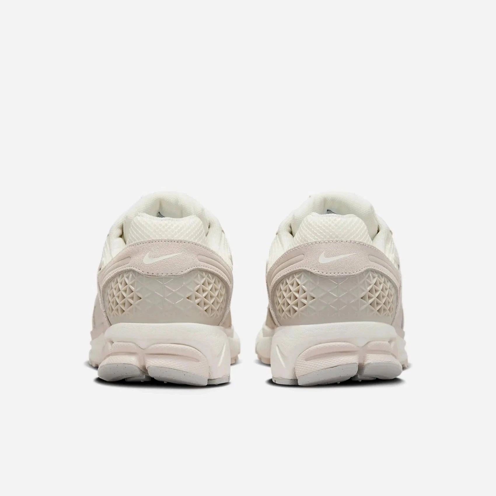 Good Arch Support Design NIKE - Zoom Vomero 5 - Light Orewood/Brown - Unisex [HF1553 100]