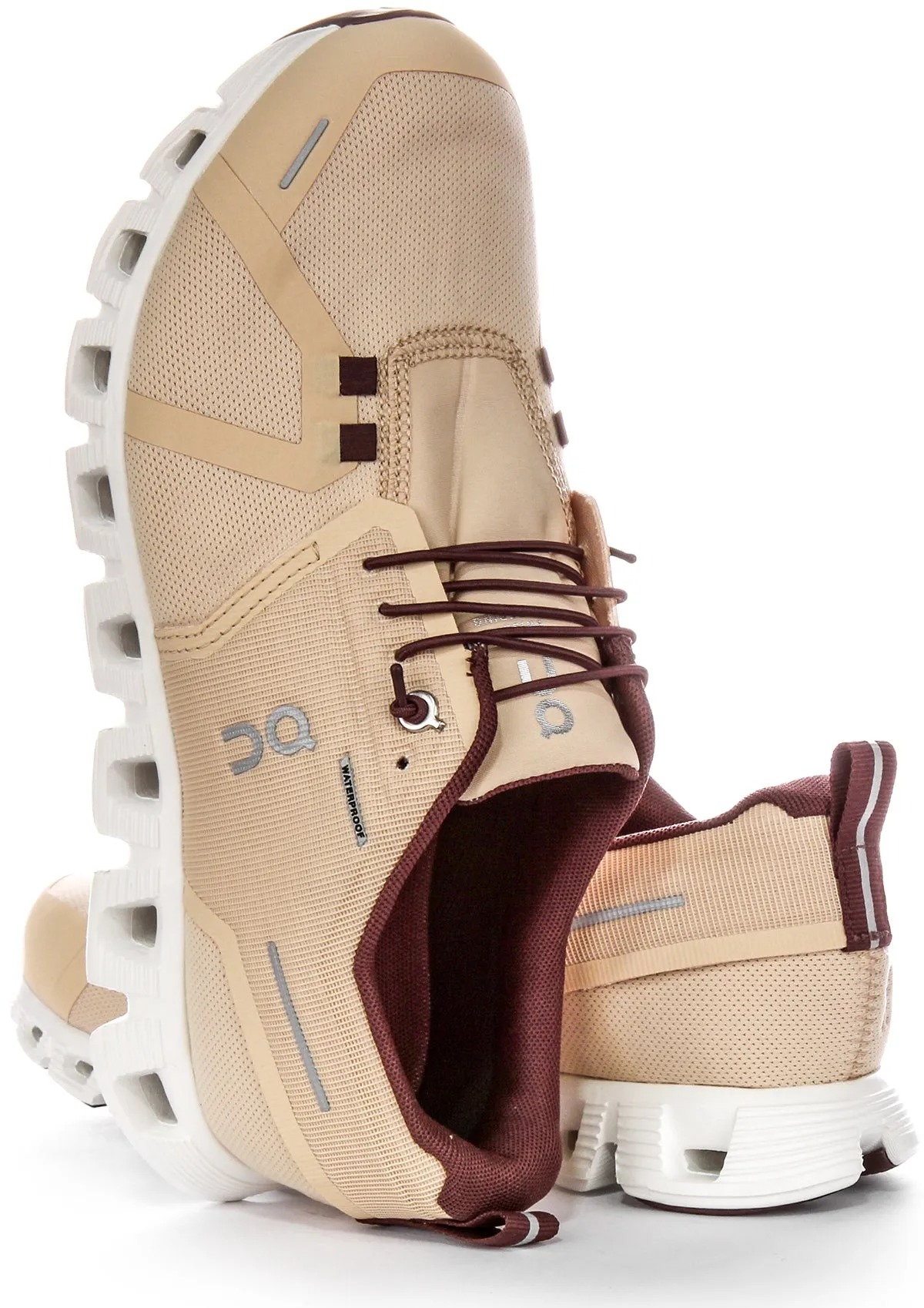 Grip Pattern On Running Cloud 5 Waterproof In Ivory For Men