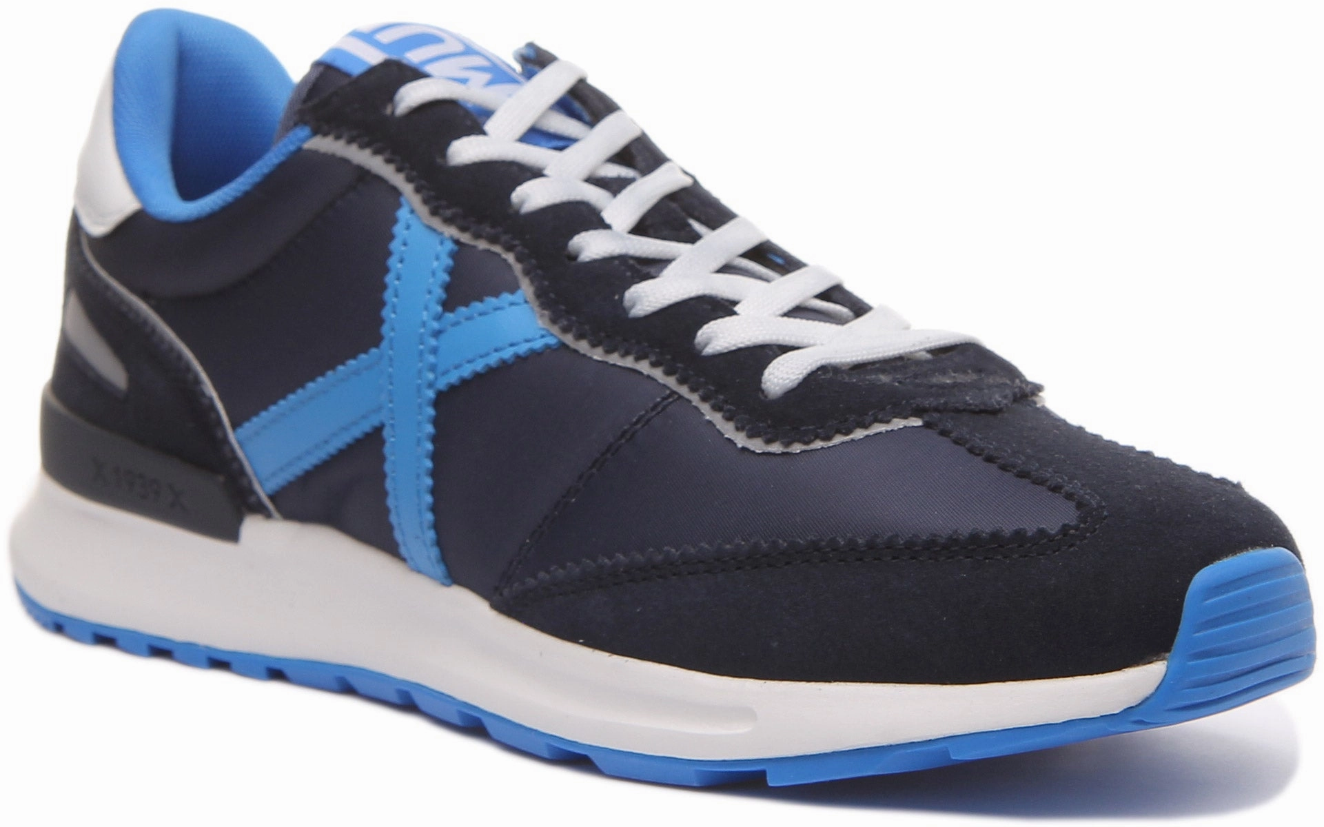 Ideal for both cardio and resistance-based workouts Strength Mode Munich Dynamo 29 In Navy Blue For Men