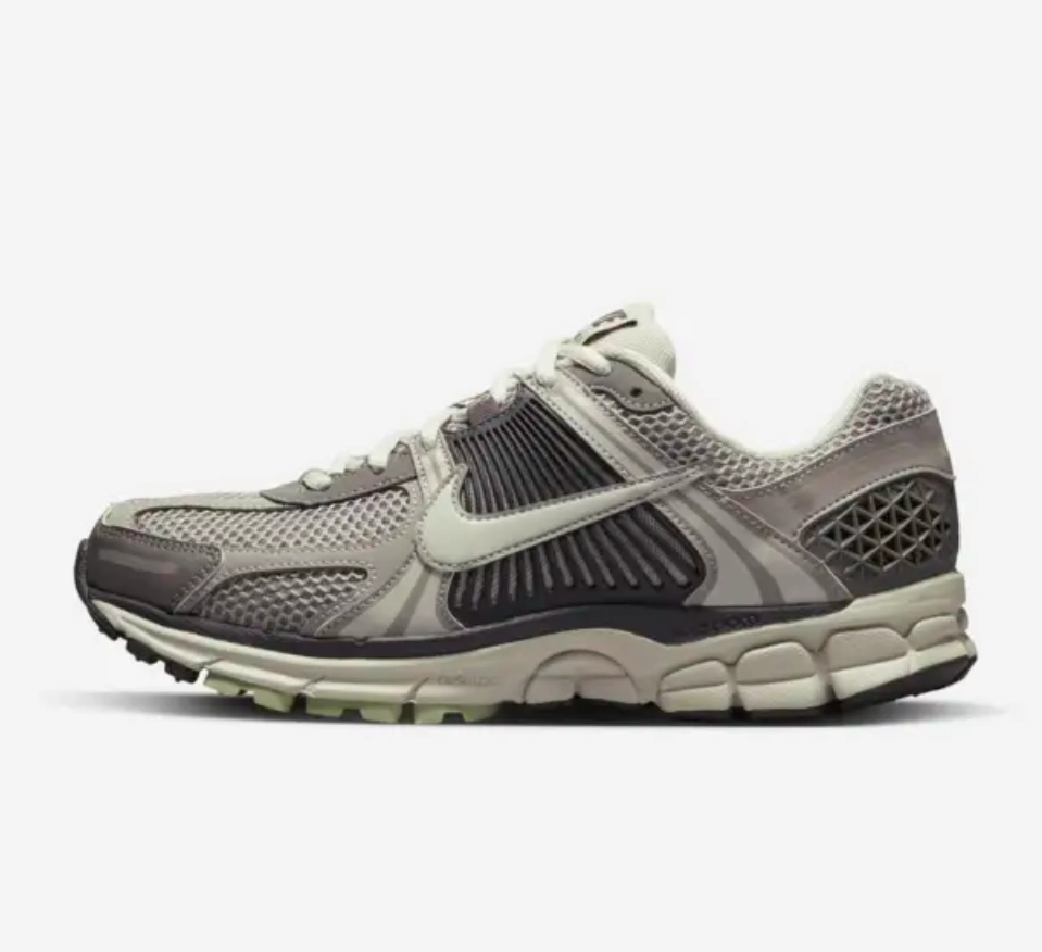 stress - free NIKE - Zoom Vomero 5 - Cobblestone/Flat Pewter - Women's [FB8825 001]
