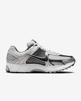 running strength training Warmup Session NIKE - Zoom Vomero 5 - Metallic Silver - Unisex [FJ4151 004]
