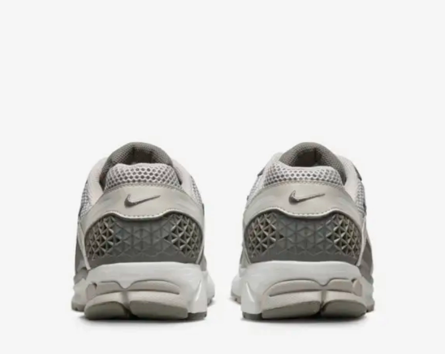 Wide space NIKE - Zoom Vomero 5 - Iron Ore/Flat Pewter - Unisex [FD0791 012]